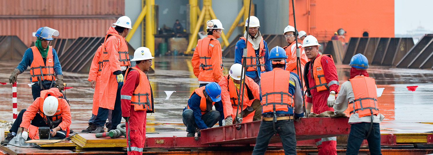 Ouvriers préparant l'envoi du module Gudrun de 6000 tonnes
