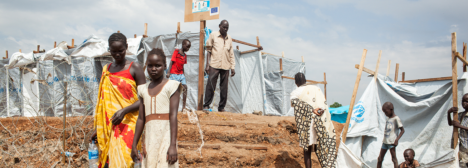 Des enfants sud-soudanais se promènent dans un camp de réfugiés